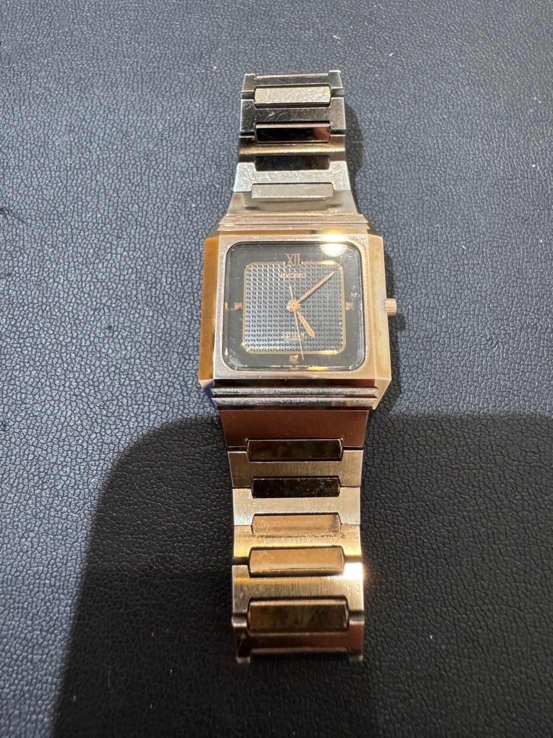 Citizen Exceed Quartz Square Gold Dial (Model: 2730-272170 K) immovable