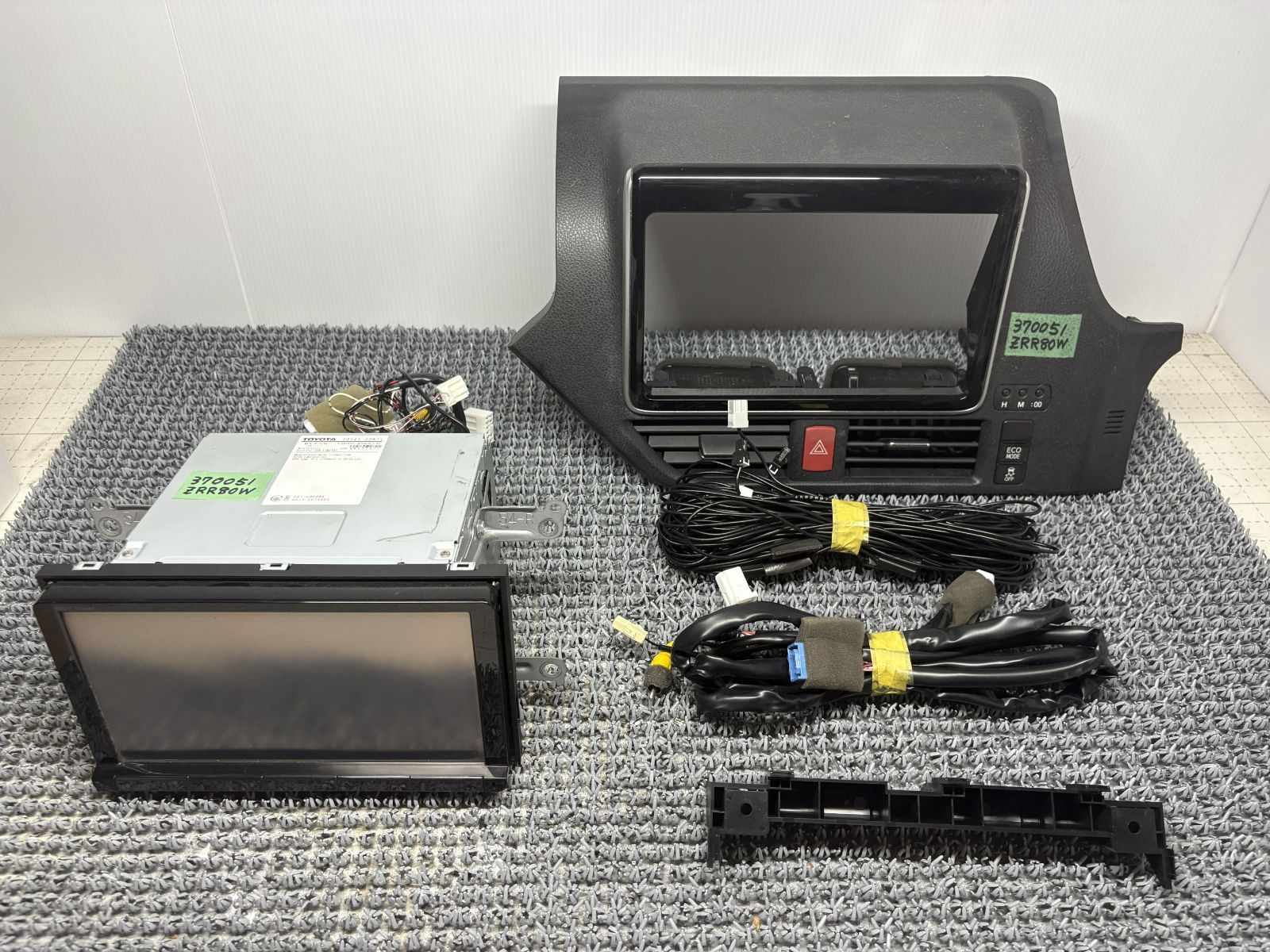 トヨタ純正　カーナビ　08605-00B40　NSZT-Y68T　2022月10月版　80ヴォクシー取り外し 32,500円