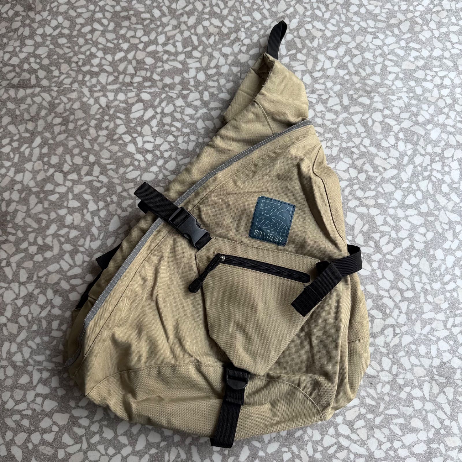 [ Archive アーカイブ Y2K ]STUSSY / 00’s sling bag オールドステューシー　スリングバッグ　ワンショルダー　カバン　ビジネス　カジュアル　ストリート　ボディバッグ ユニセックス　B系　当時もの
