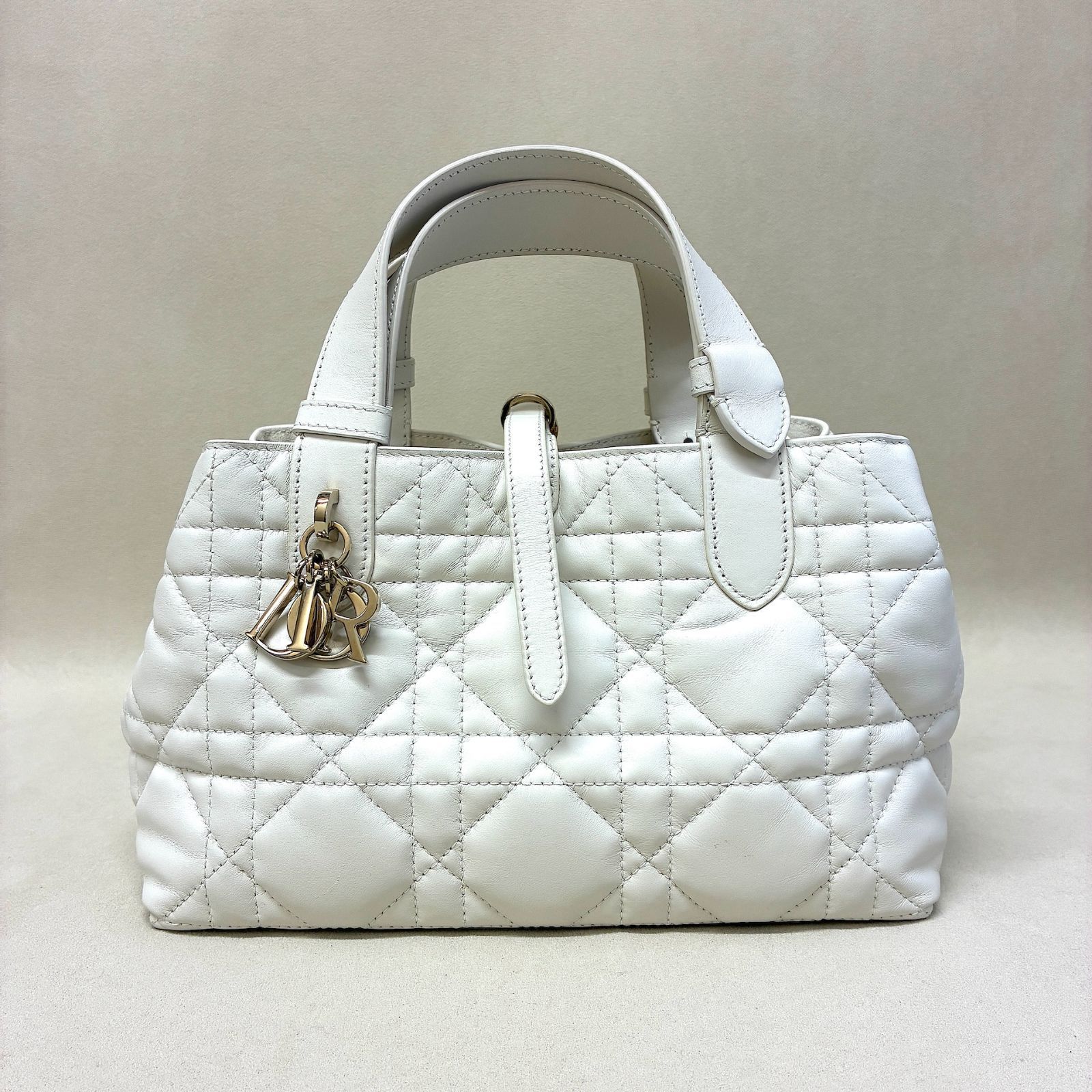 Christian Dior クリスチャンディオール トゥジュール バッグ スモール マクロカナージュ カーフスキン ラテホワイト ハンドバッグ 185,000円
