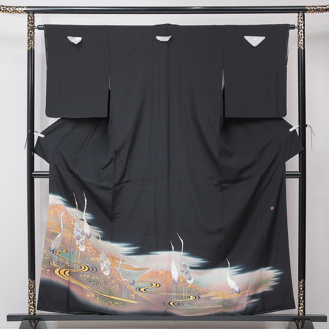 未使用品 黒留袖 袷 身丈161cm 裄丈63cm 正絹 Nランク 五つ紋 (五三桐) フォーマル 広衿 Lサイズ 金駒刺繍 比翼 落款 しつけ糸 鶴 菊 黒系 RP 1213-06907