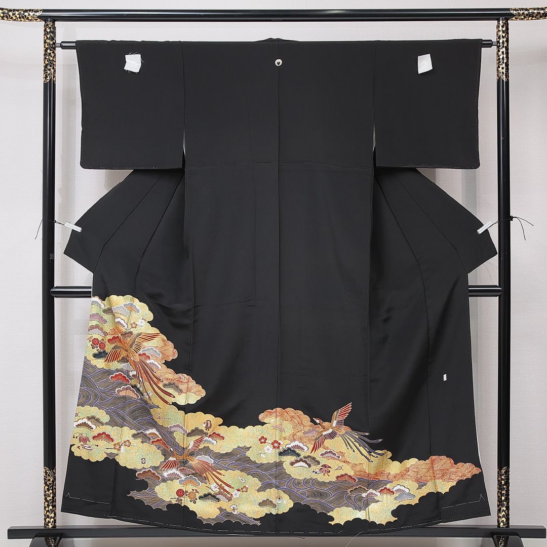 未使用品 黒留袖 袷 身丈156cm 裄丈62cm 正絹 Nランク 五つ紋 (下がり藤) フォーマル 広衿 Mサイズ 比翼 落款 しつけ糸 尾長鳥 菊 松 黒系 RP 1213-06919 16,053円