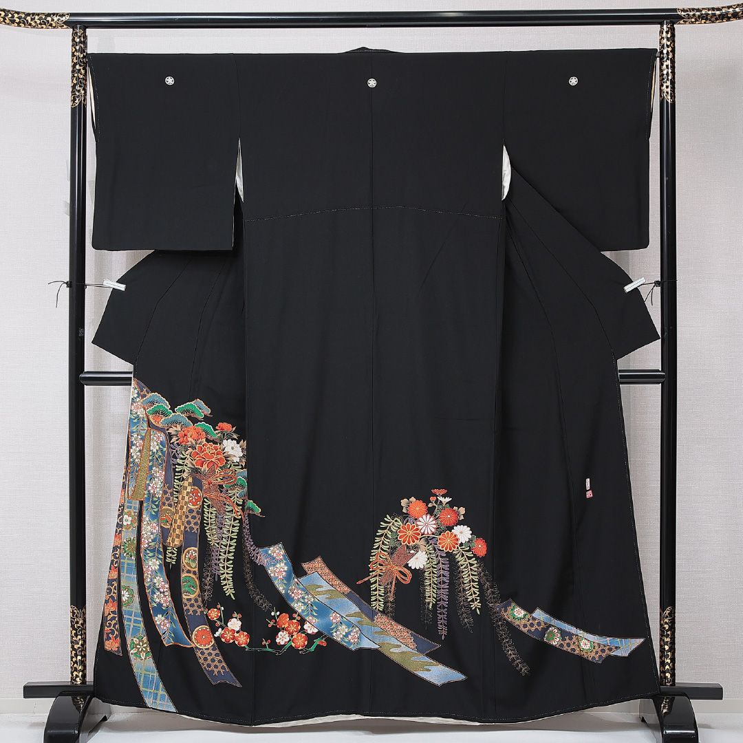 黒留袖 袷 身丈159cm 裄丈64cm 正絹 Aランク 三つ紋 (丸に橘) フォーマル 広衿 Mサイズ 比翼 落款 牡丹 松 黒系 RP 1213-06942