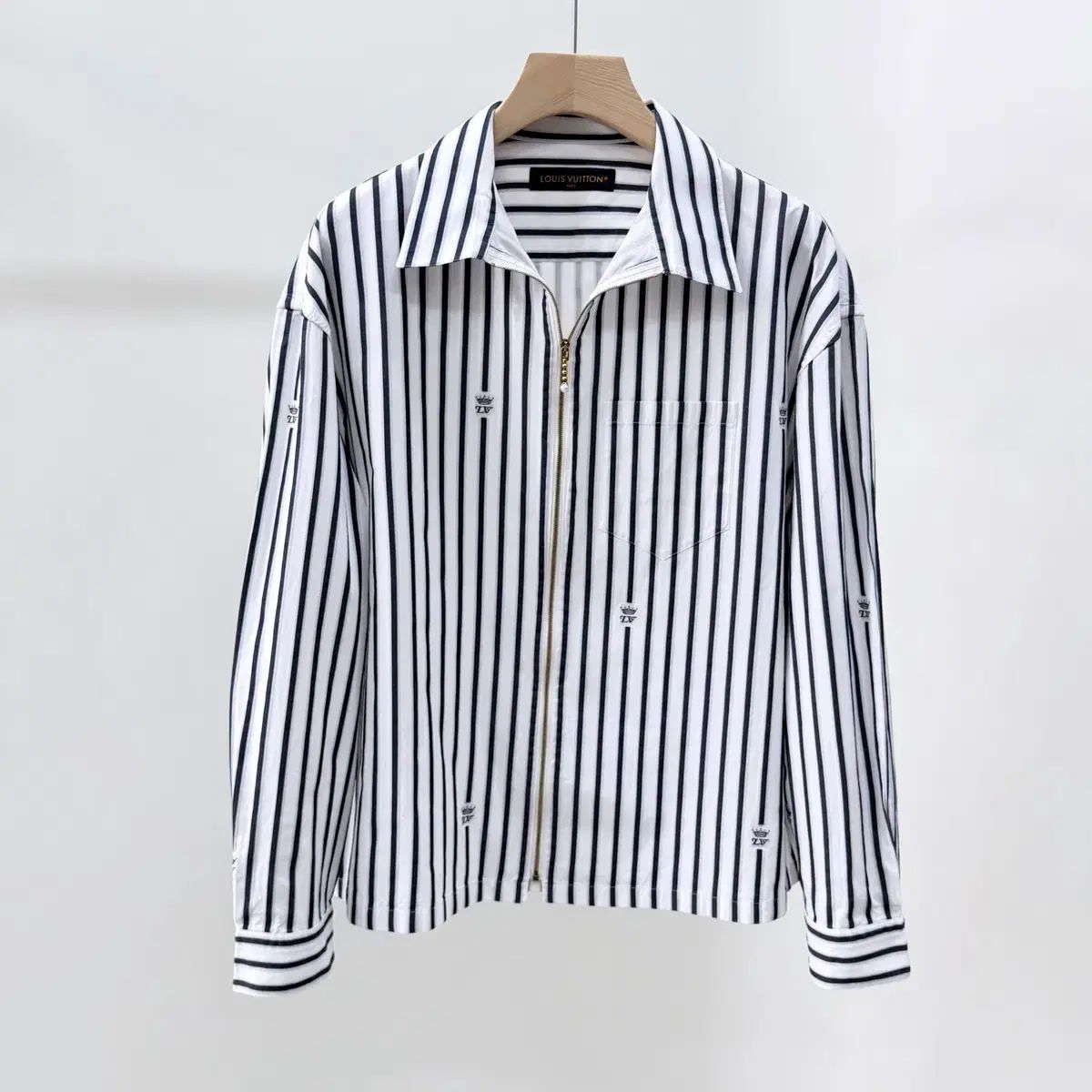 S+級/XL 25SS ルイヴィトン LV ロゴ ストライプ ジップアップ シャツ 147,646円