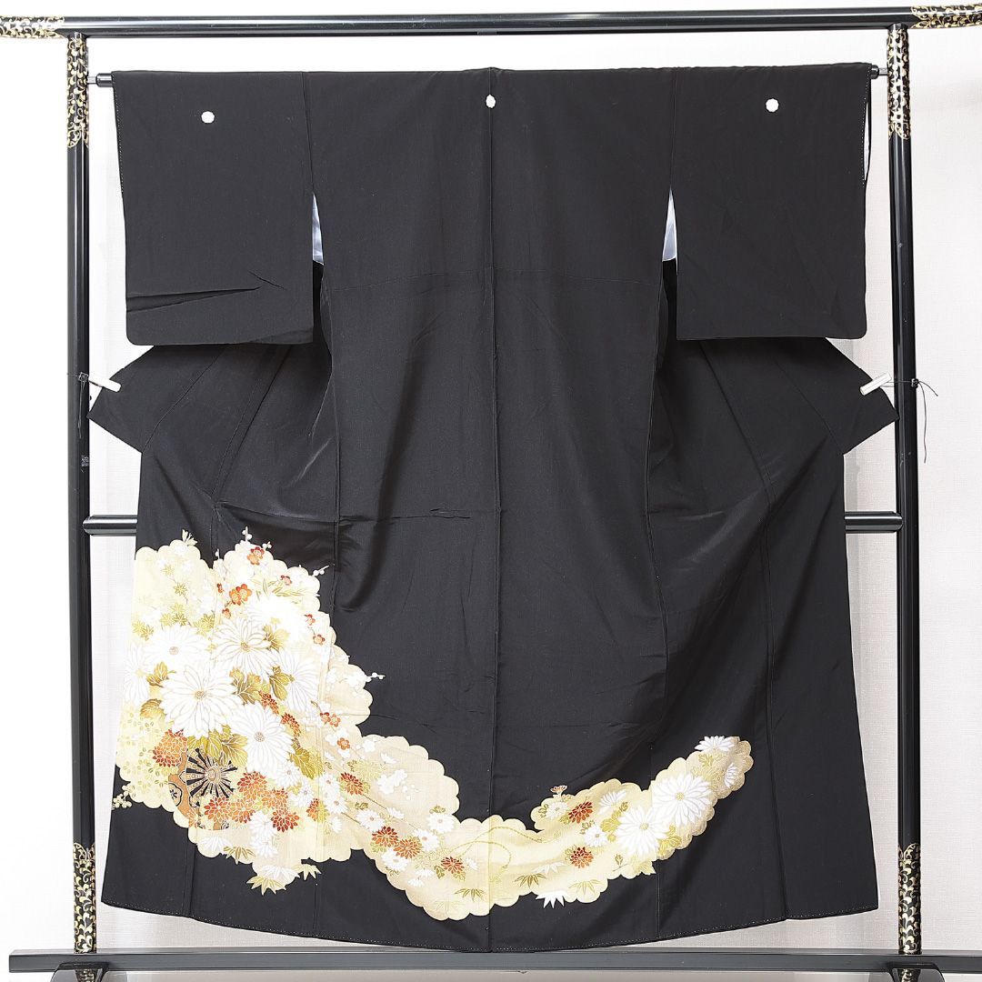 洗える着物 黒留袖 袷 身丈155cm 裄丈64cm ポリエステル Aランク 五つ紋 (剣片喰) フォーマル 広衿 Mサイズ 金駒刺繍 比翼 菊 黒系 RP 1213-06976