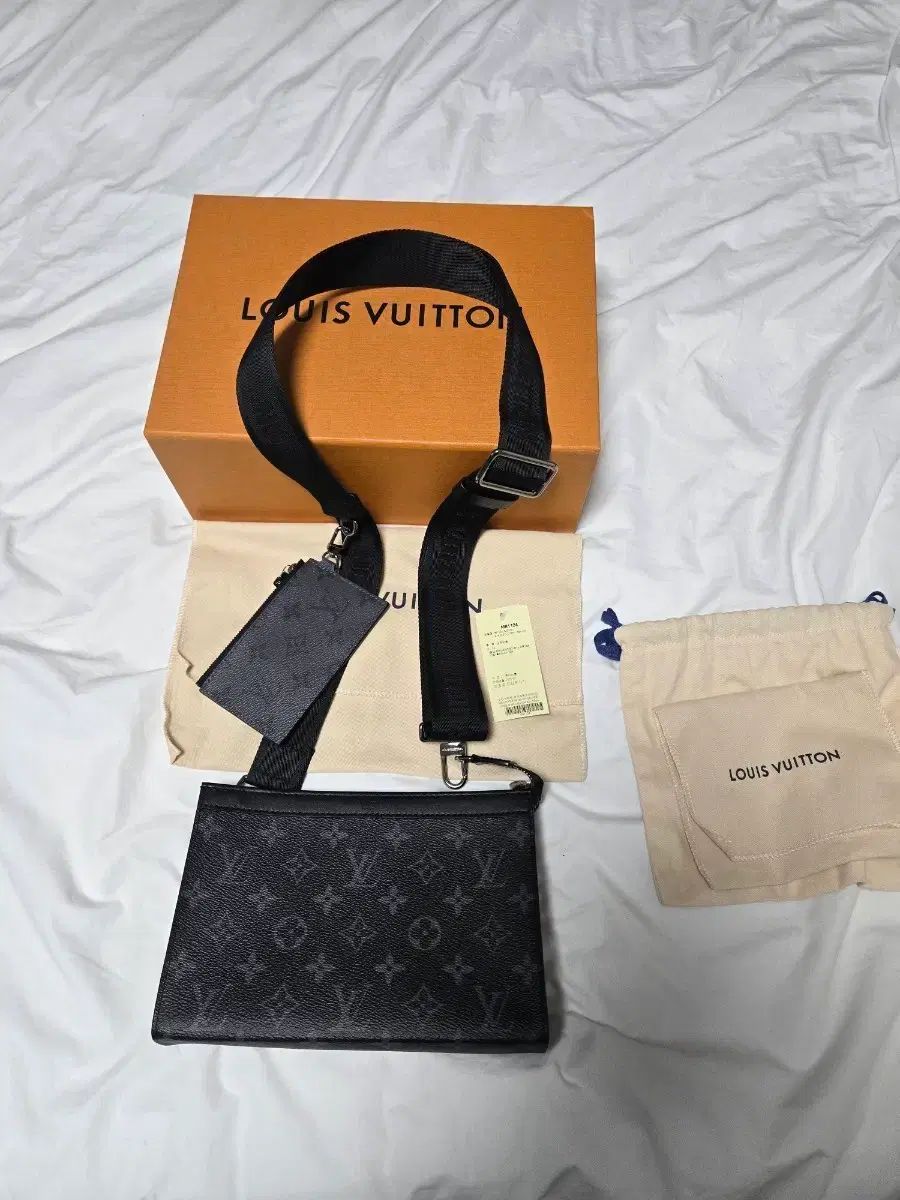 Louis Vuitton ルイヴィトン ガストンのウェアラブルウォレット エクリプス リバース M81124