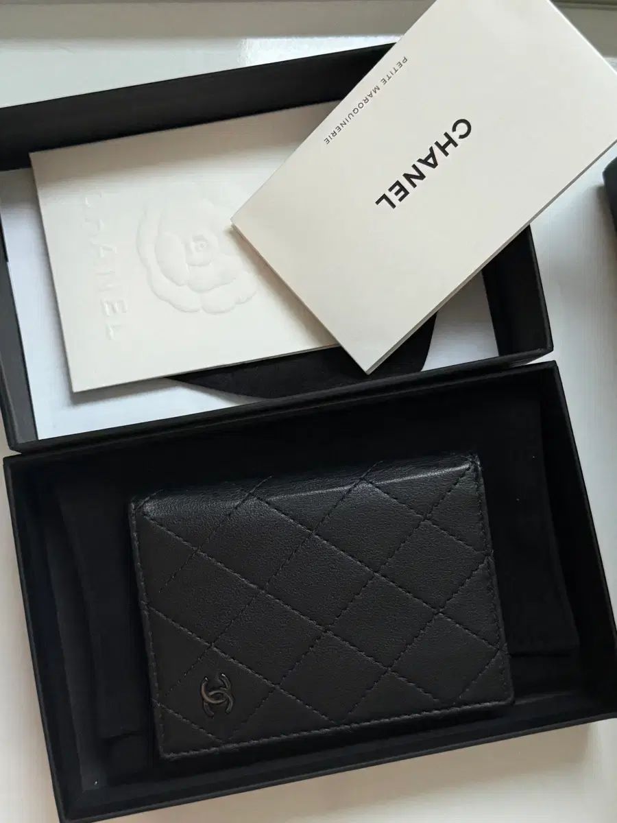 CHANEL ブラックロゴ カードウォレット AP3822