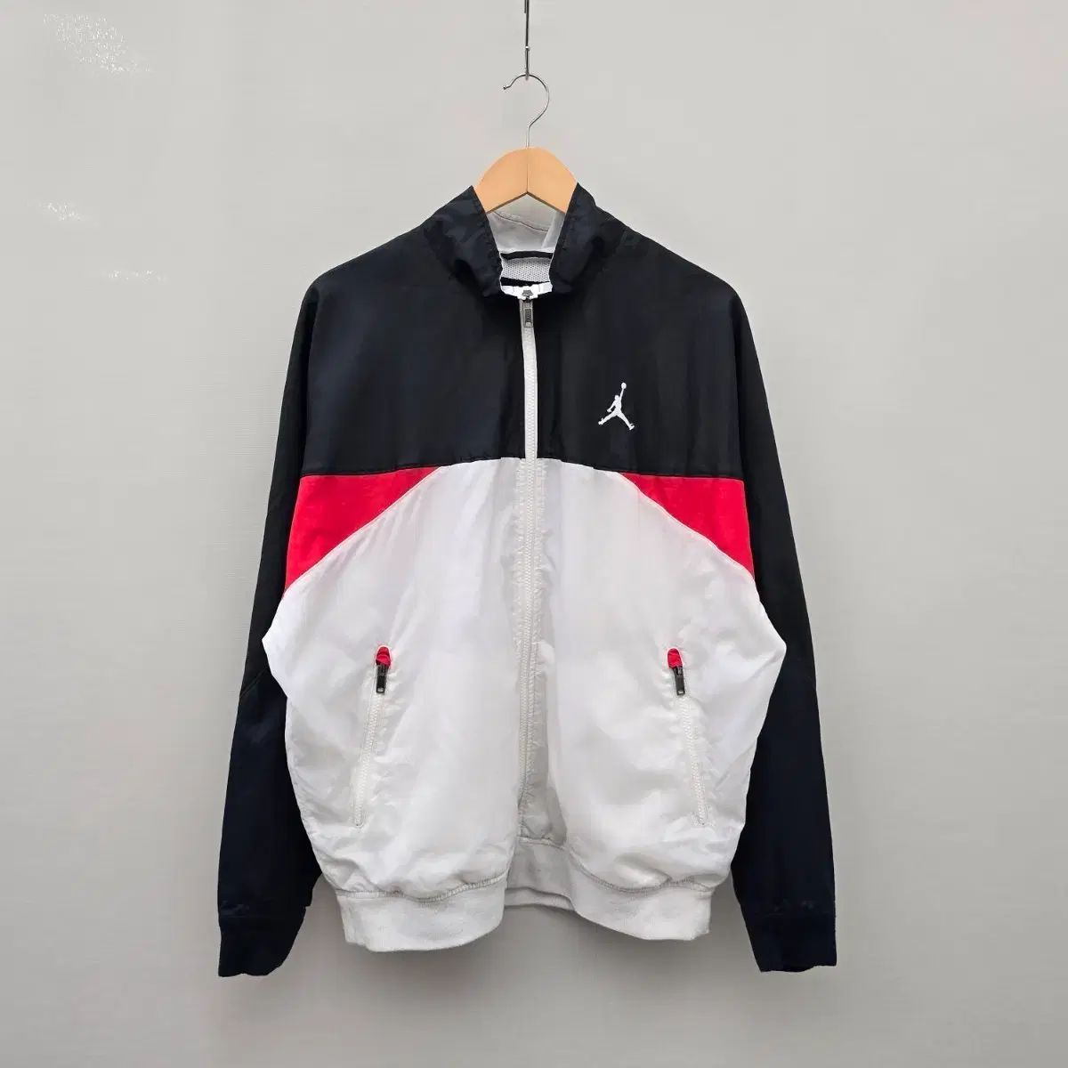 ナイキ(NIKE)AIR ジョーダン レガシー ウィンドブレーカー ジャケット (CZ1159-010)