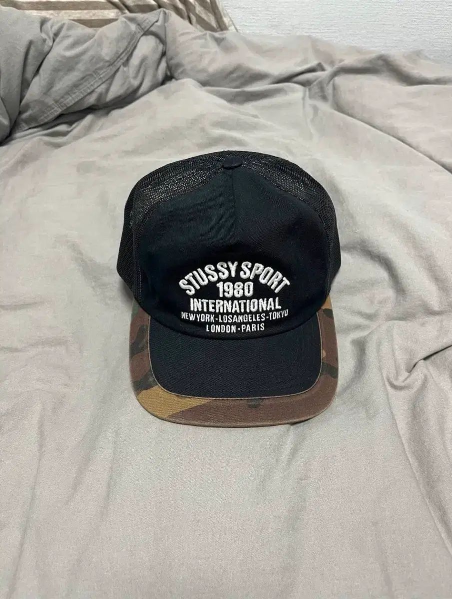 STUSSY ステューシー トラッカー インターナショナル スナップバック ブラック 8,900円