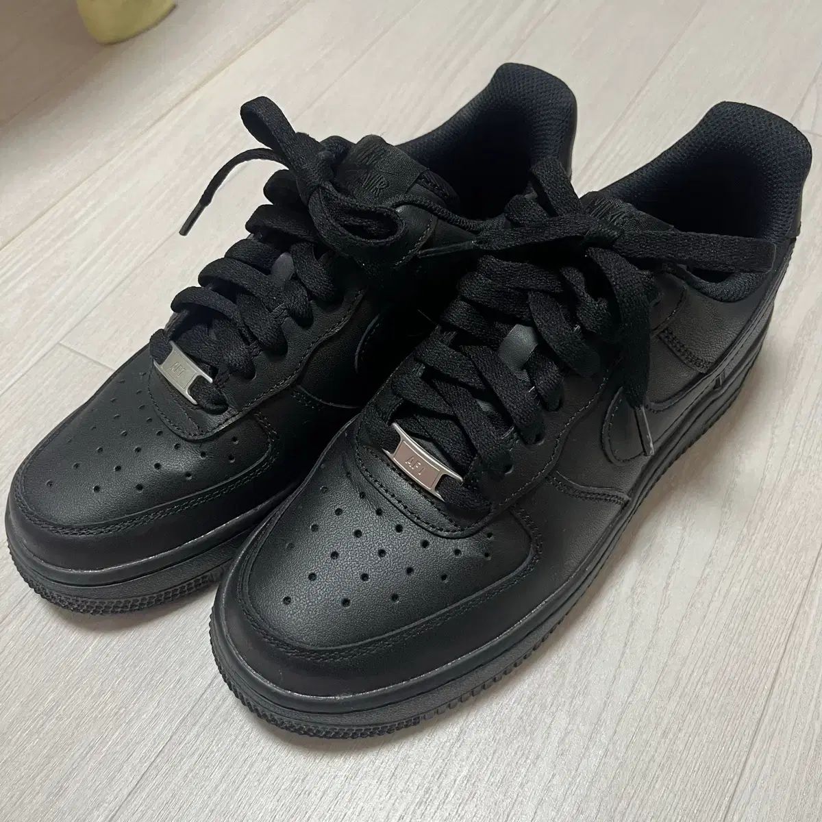 ナイキ エアフォース トリプルブラック 235 Kream購入