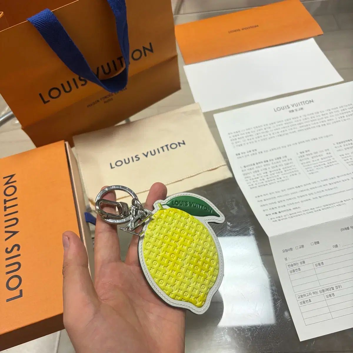 【ほぼ新品/フルセット】Louis Vuitton ルイヴィトン レモン キーホルダー