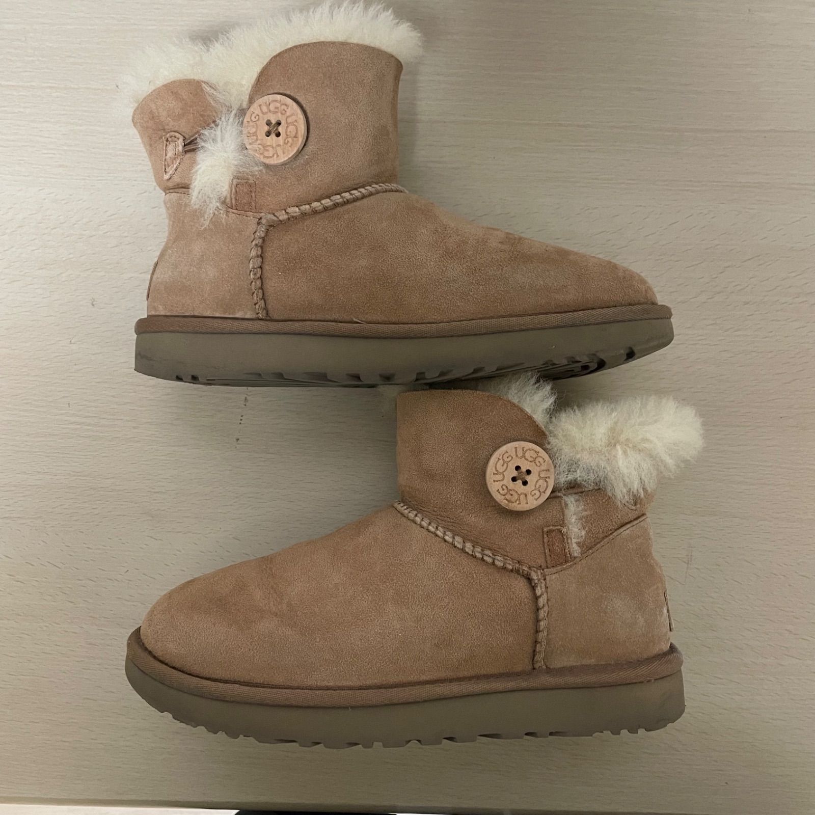 UGG アグ ミニベイリーボタンII ムートンブーツ 23cm チェスナット
