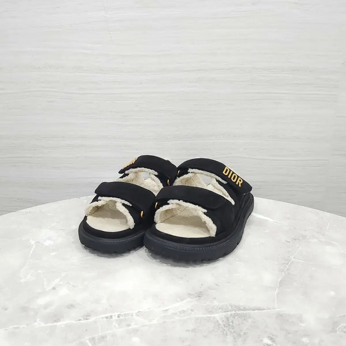 37 / ディオール ブラック アクシデント バックル Shearling スライド サンダル KCO105SKU 75,332円