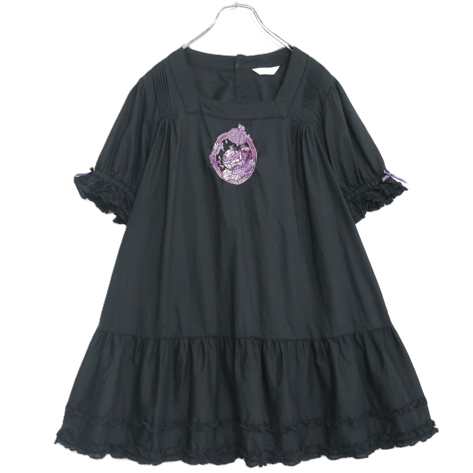 【美品】ピンクハウス★ワンダー・ザ・シー柄♪刺しゅうのミニワンピース 黒系 サテンリボン&フリル♪2024年 z22287