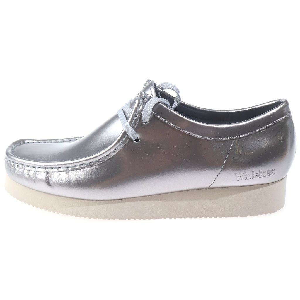 Clarks (クラークス) Wallabee 2604 ワラビー シルバーパテント ローカットシューズ チャーム シルバー 6198203