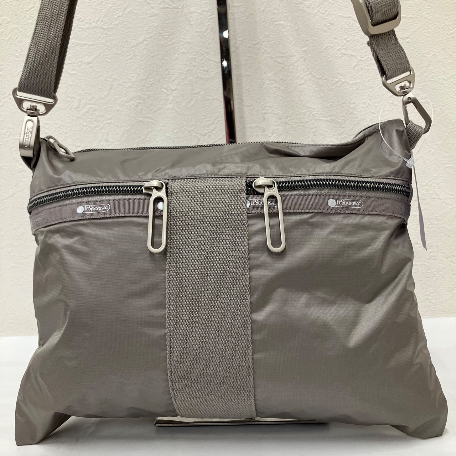 6660【良品】 LeSportsac　レスポートサック　 ショルダーバッグ　斜めがけ　紐調節可能　 エッセンシャル　POUCH CROSSBODY　 グレージュ系　ナイロン　軽量　レディース 7,800円
