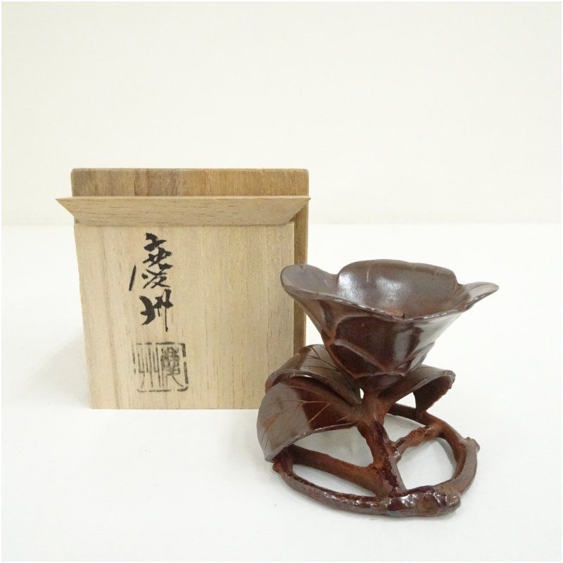 井波慶州造　椿鋳銅蓋置（共箱） 蓋置き 茶道 道具 茶道具 おしゃれ ふたおき 茶器 抹茶 骨董 お茶 台 茶会 茶席 茶事 茶の湯