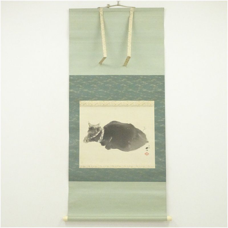奥谷秋石筆　臥牛図　肉筆絹本掛軸（共箱） 掛け軸 床の間 書 おしゃれ 絵画 表具 芸術 茶道 年中掛け インテリア 茶掛 掛物 和室