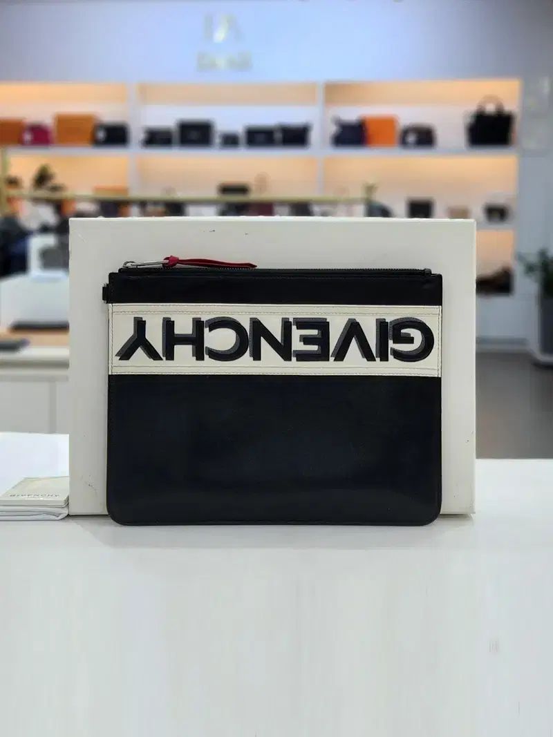 Givenchy ロゴ ポーチ クラッチバッグ BK600