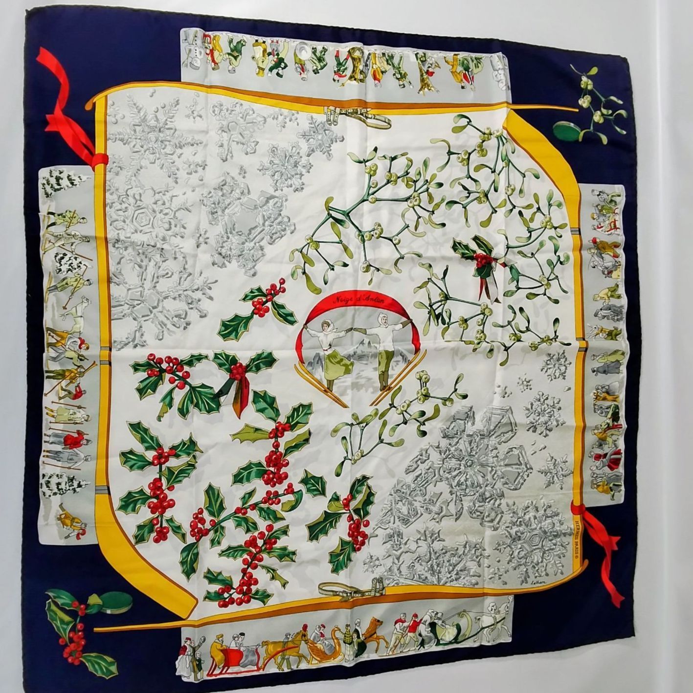 【美品】HERMES エルメス カレ90 Neige d'Antan ネージュ・ダンタン シルク100％ スカーフ 約89cm ✕約89cm　Latham 《NO 01460》