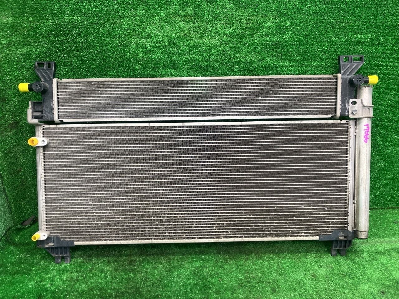 ヴォクシー ZWR80G コンデンサー ハイブリッドV 7人 88460-28660 202