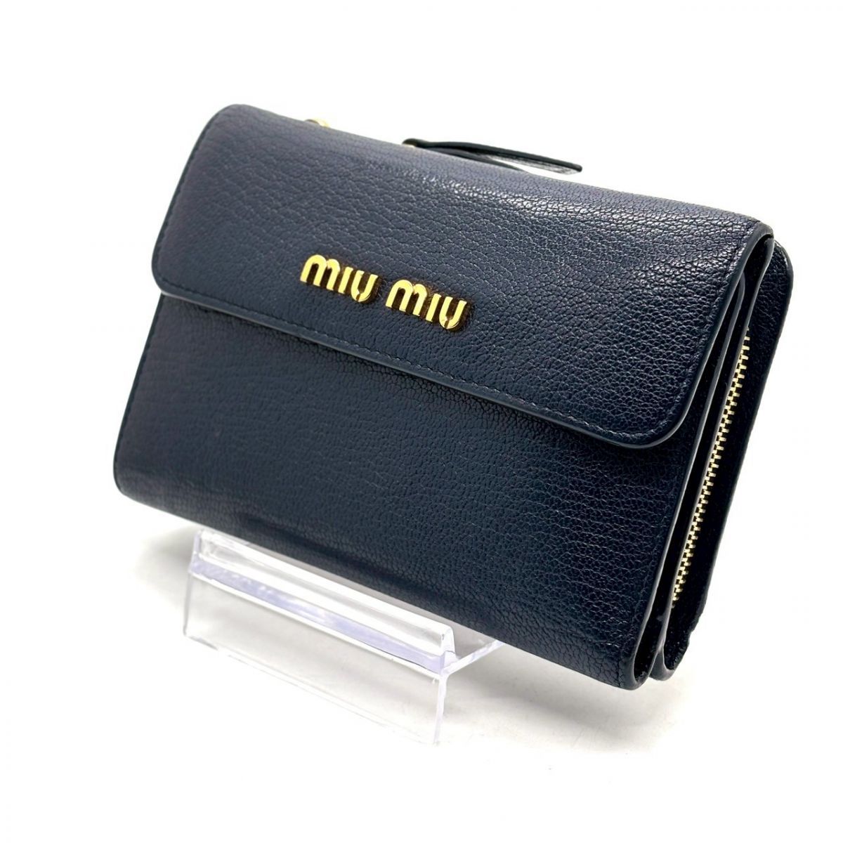 知性を紺に忍ばせる】 MIU MIU 三つ折り財布 ゴールドロゴ シボ革
