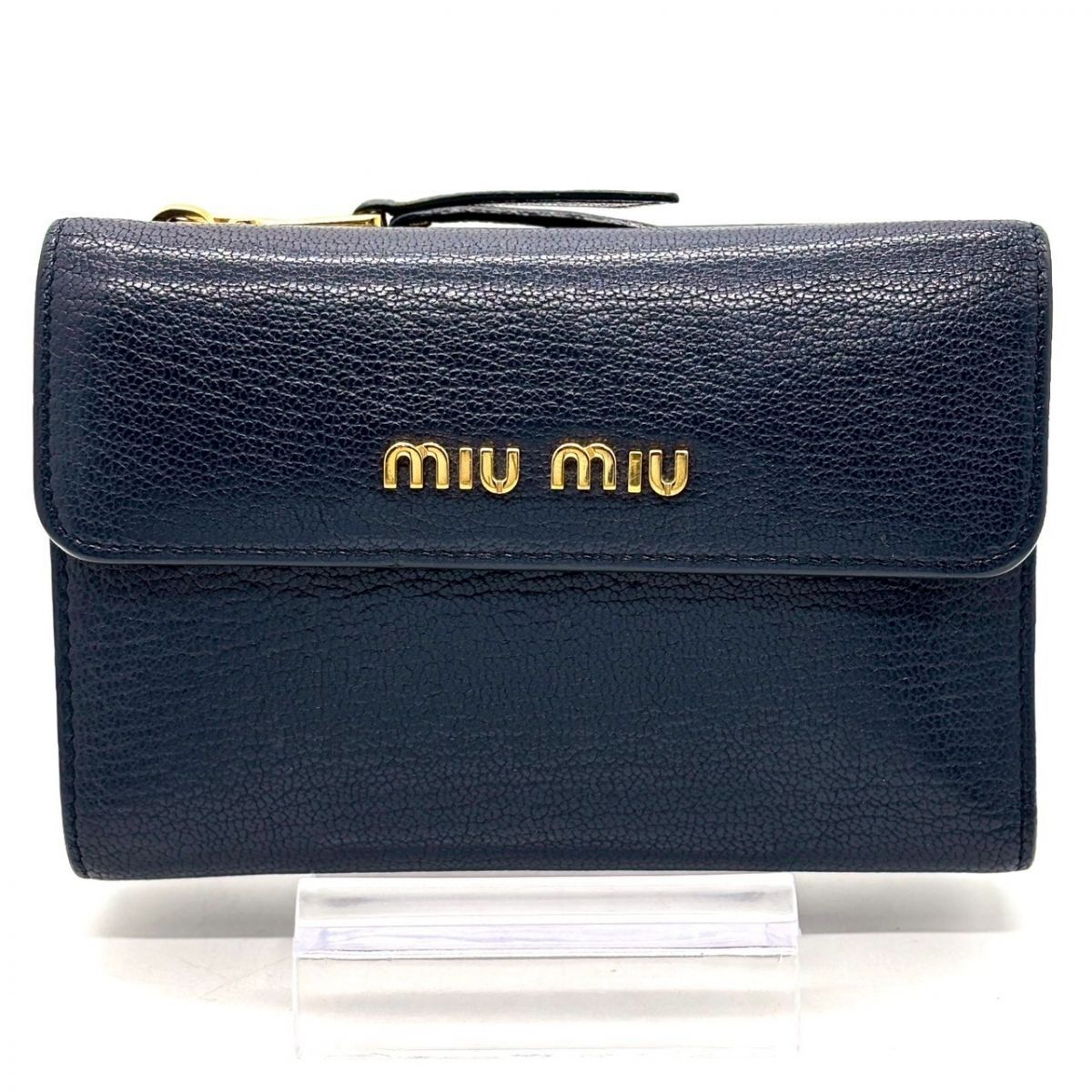 知性を紺に忍ばせる】 MIU MIU 三つ折り財布 ゴールドロゴ シボ革