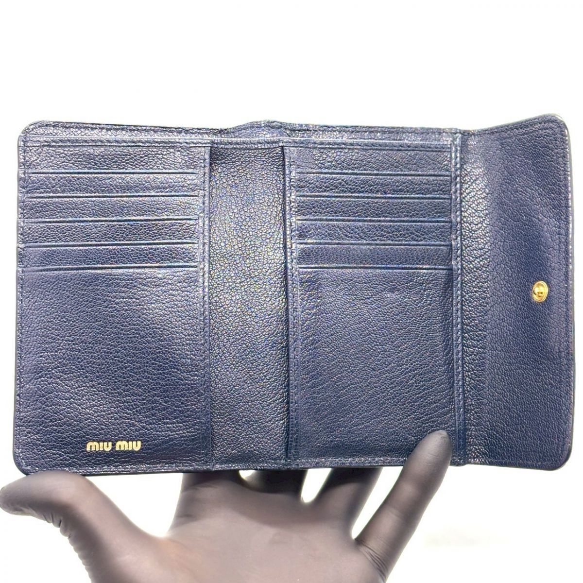 知性を紺に忍ばせる】 MIU MIU 三つ折り財布 ゴールドロゴ シボ革