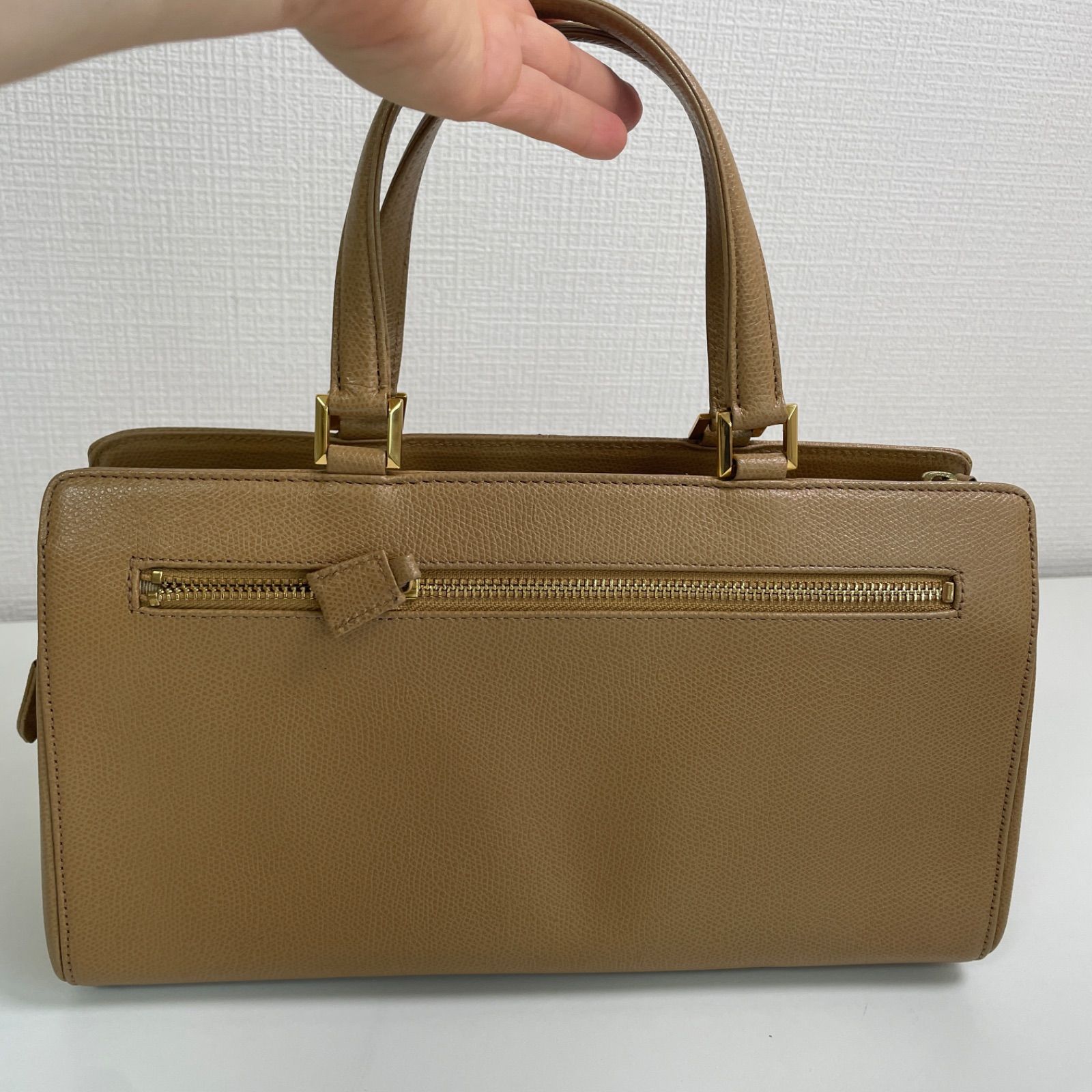 Emanuel Ungaro ハンドバッグ ベージュ ゴールド金具 レザー - メルカリ