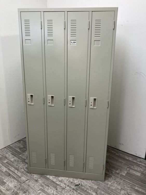 プラス 4人用ロッカー スチールロッカー 4人用 更衣室 オフィス シリンダー錠 網棚2枚 ハンガー掛け フック 鏡 タオル掛け 傘立て 雫受け カギ2本 エルグレー 幅900 奥行515 高さ1790mm アウトレット品 26,195円