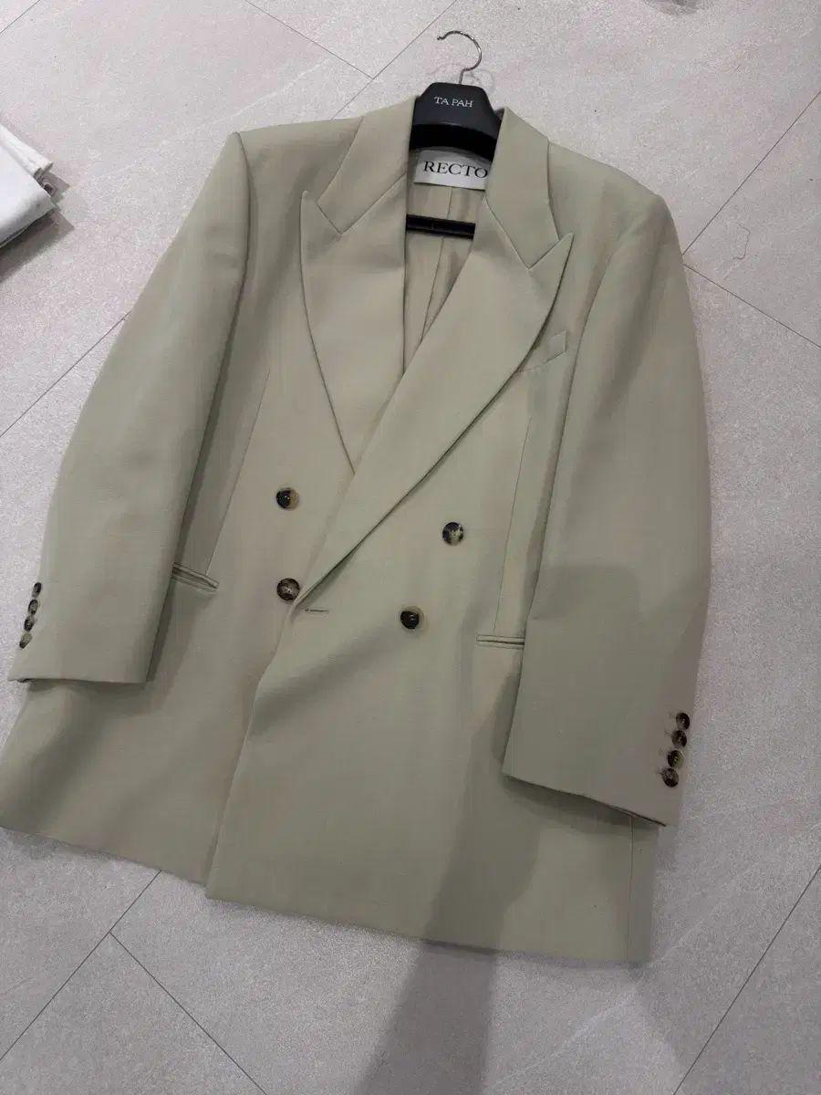 (M) レクト ヴァージンウール オーバーサイズ ボート ダブル ブレーザー (ライトベージュ) 47,368円