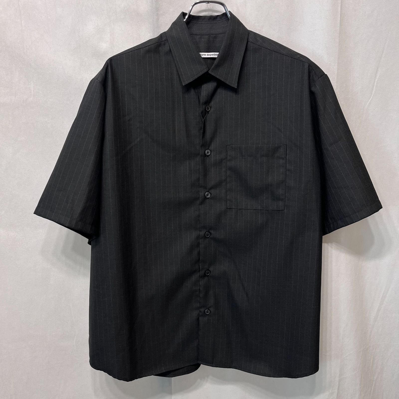 uniform experiment ユニフォームエクスペリメント ● 26SS UE-260043 STRETCH WOOL RELAX-FIT S/S SHIRT ロゴプリントリラックスフィット ストライプ 半袖シャツ