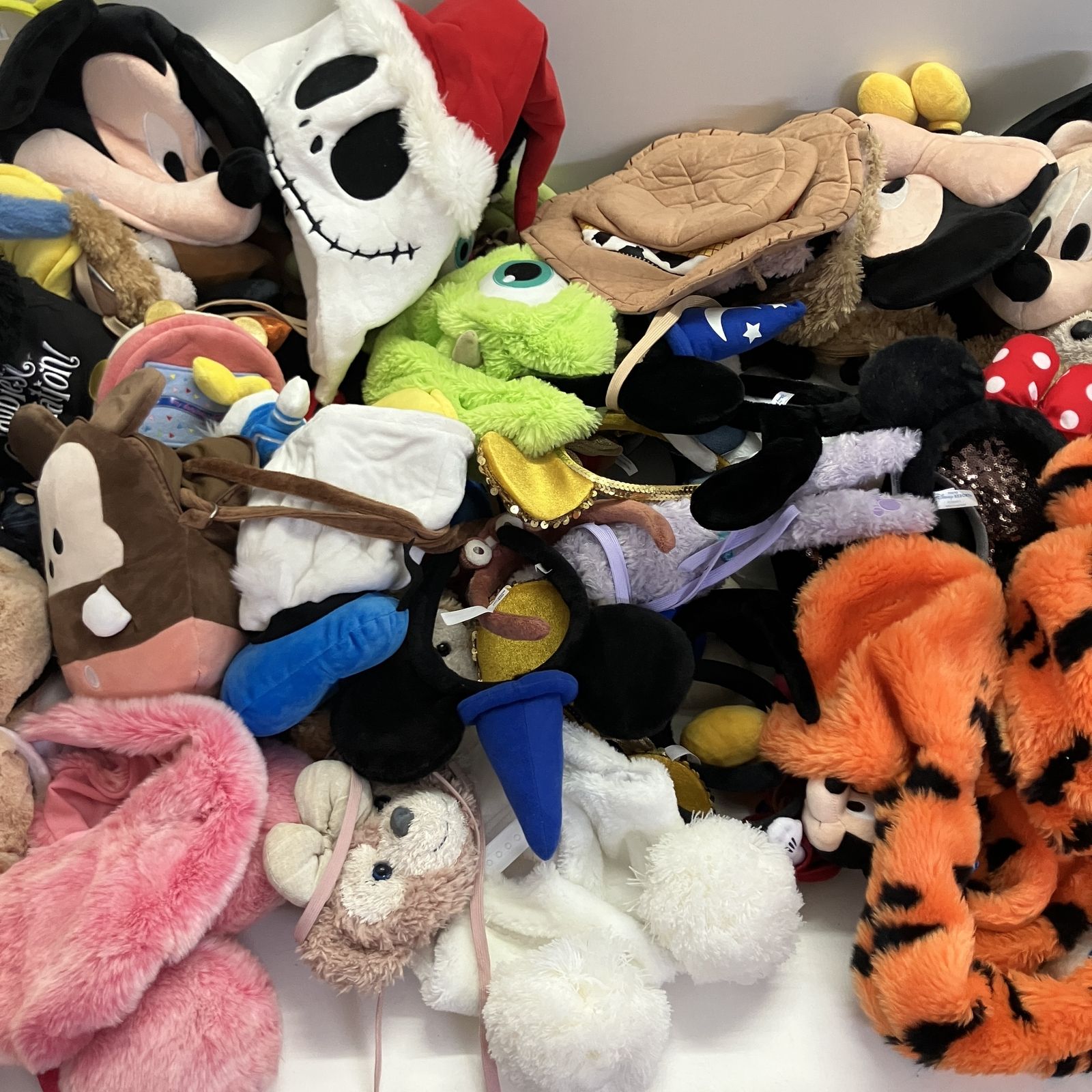 ◆ Disney ディズニー 約75点 まとめ商品 ファンキャップ キャップ カチューシャ 被り物 ポーチ など ナイトメア ドナルド トイストーリー 他 現状品 23,100円