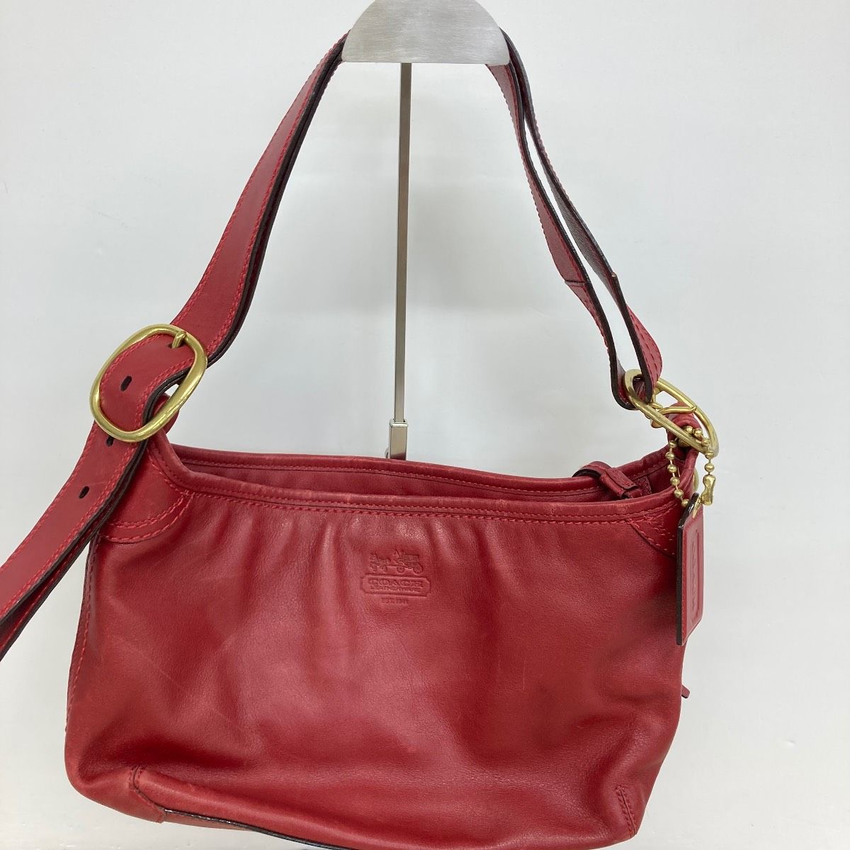 COACH/コーチ ショルダーバッグ レッド/赤 レザー/本革 ロゴ型押し ゴールド金具 チャーム付 レディース[OA05490]