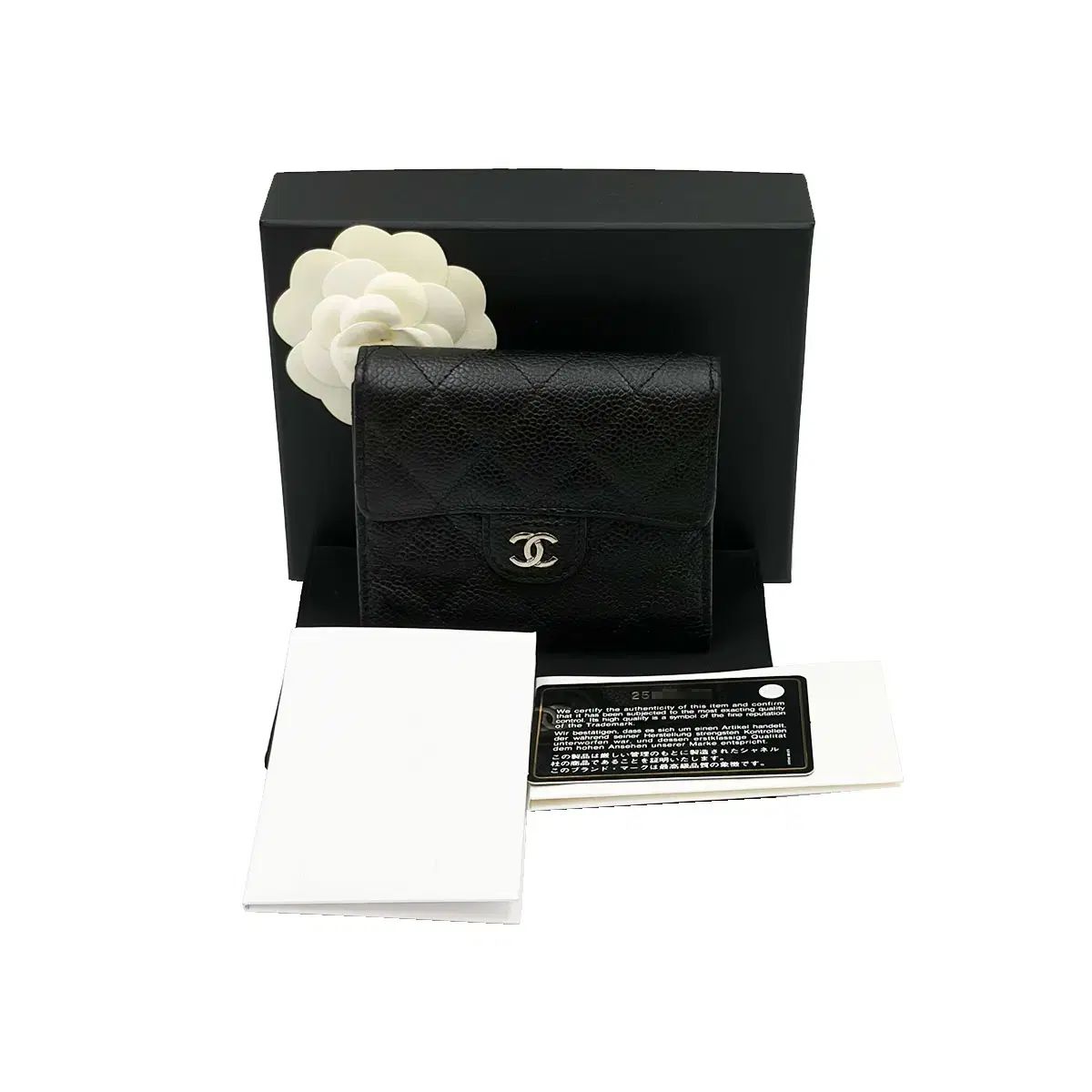 CHANEL A82288 ブラック キャビア Classic シルバー CCロゴ スモール フラップ 二つ折り財布 (25番台)