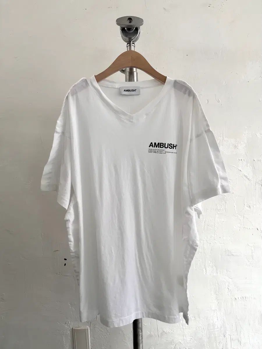 AMBUSH 白 フリル ロゴ Vネック Tシャツ 7,116円