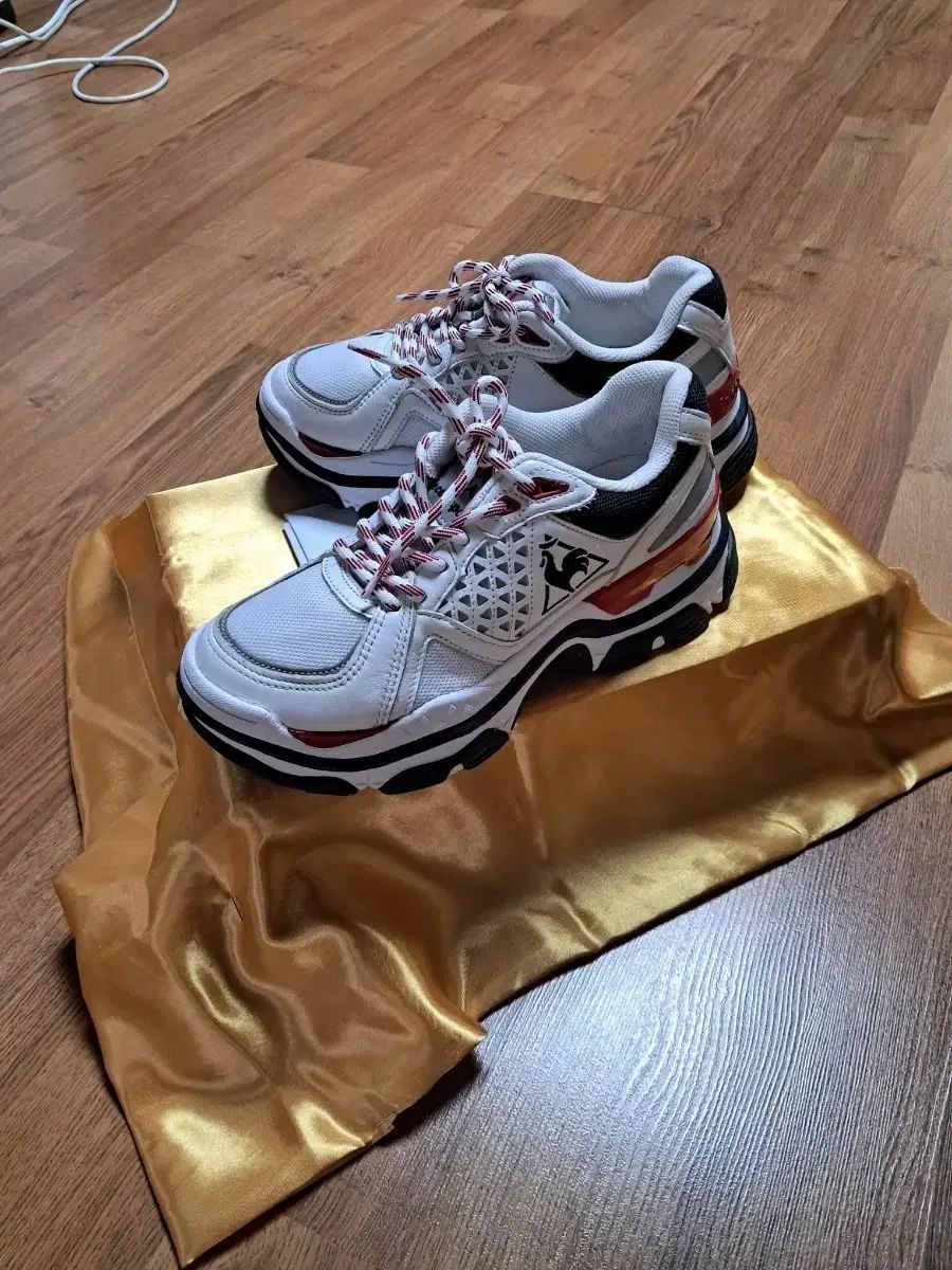 実際に着用 2～3回 新品同様 le coq sportif ルコックスポルティフ ドラゴン マキシ スニーカー 240 11,408円