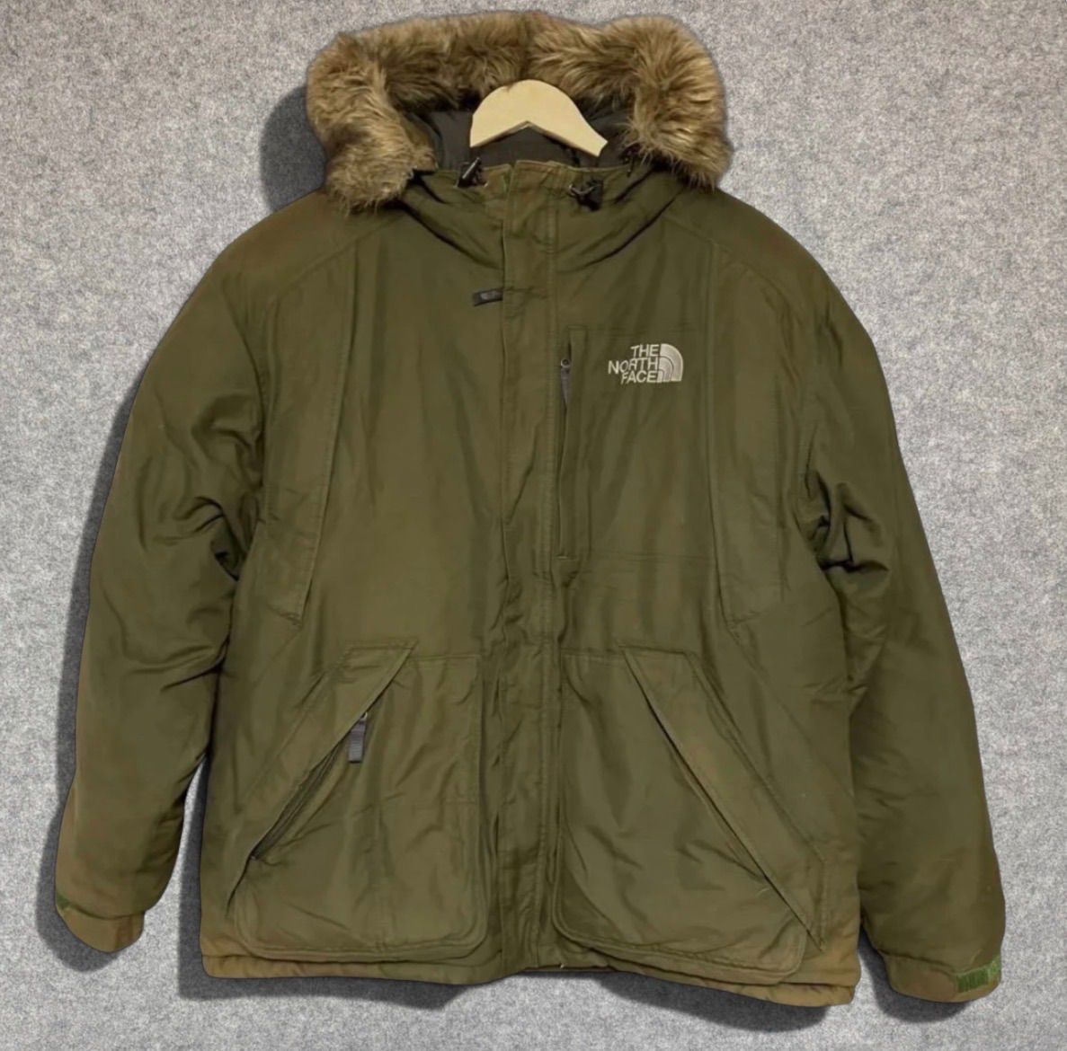THE NORTH FACE ノースフェイス グースダウンジャケット L カーキ オリーブ フードファー付 刺繍ロゴ ミリタリーデザイン 防寒 アウトドア ストリート メンズ アウター ブルゾン
