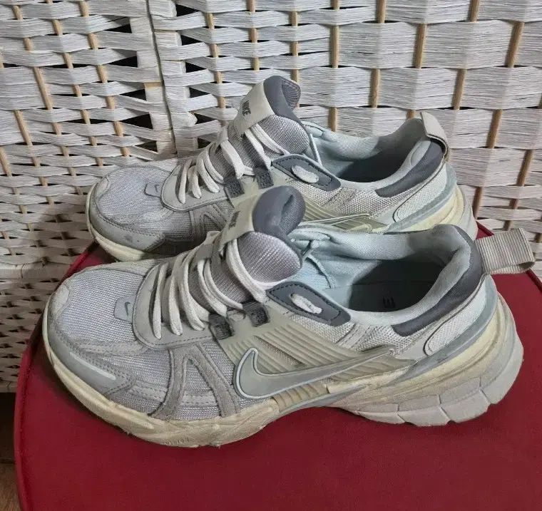 ナイキ V2K ラン シルバー (265 サイズ) 8,244円