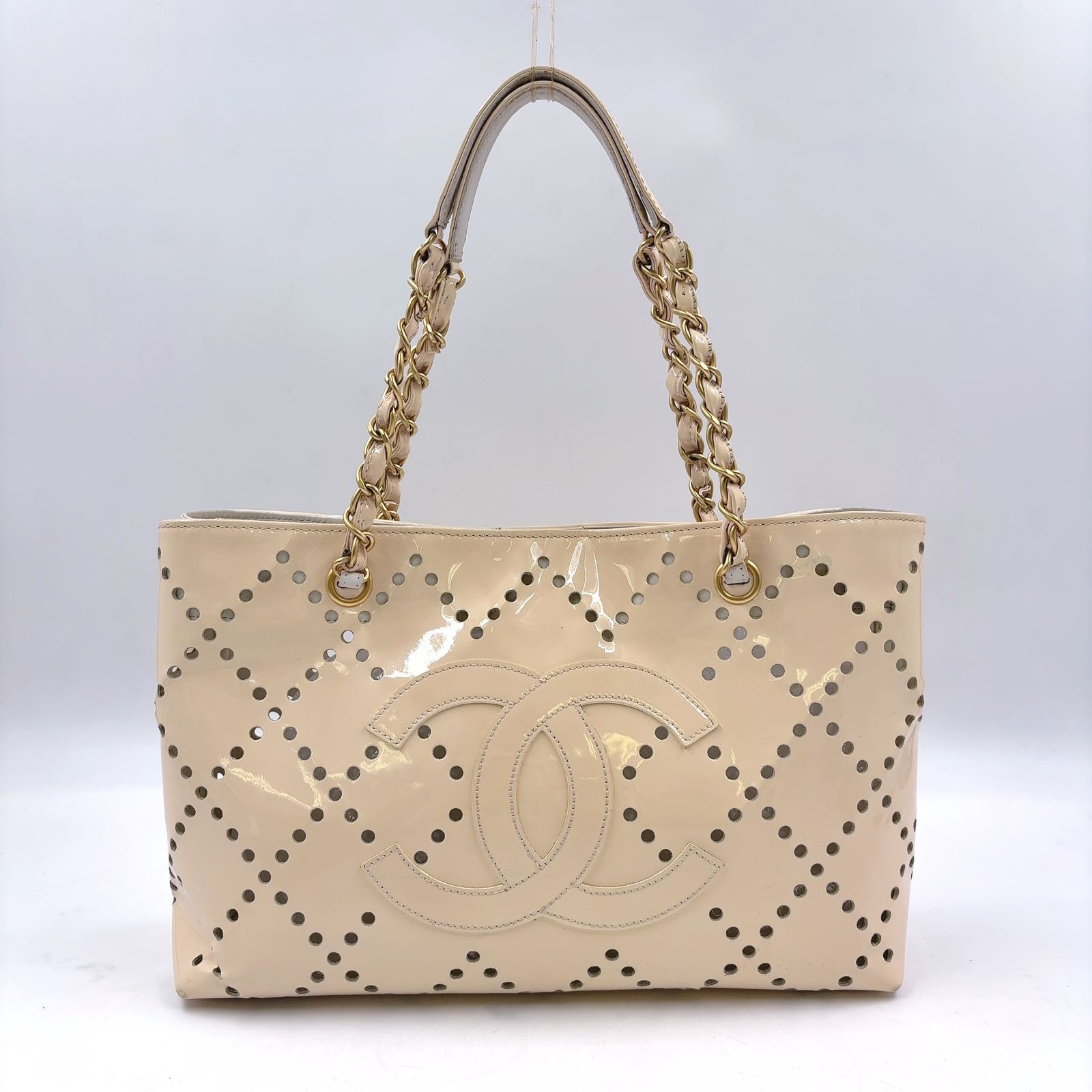 【新着】CHANEL ココマーク パンチング シリアル番号8番台 エナメルレザー ベージュ トートバッグ ゴールド 55,550円