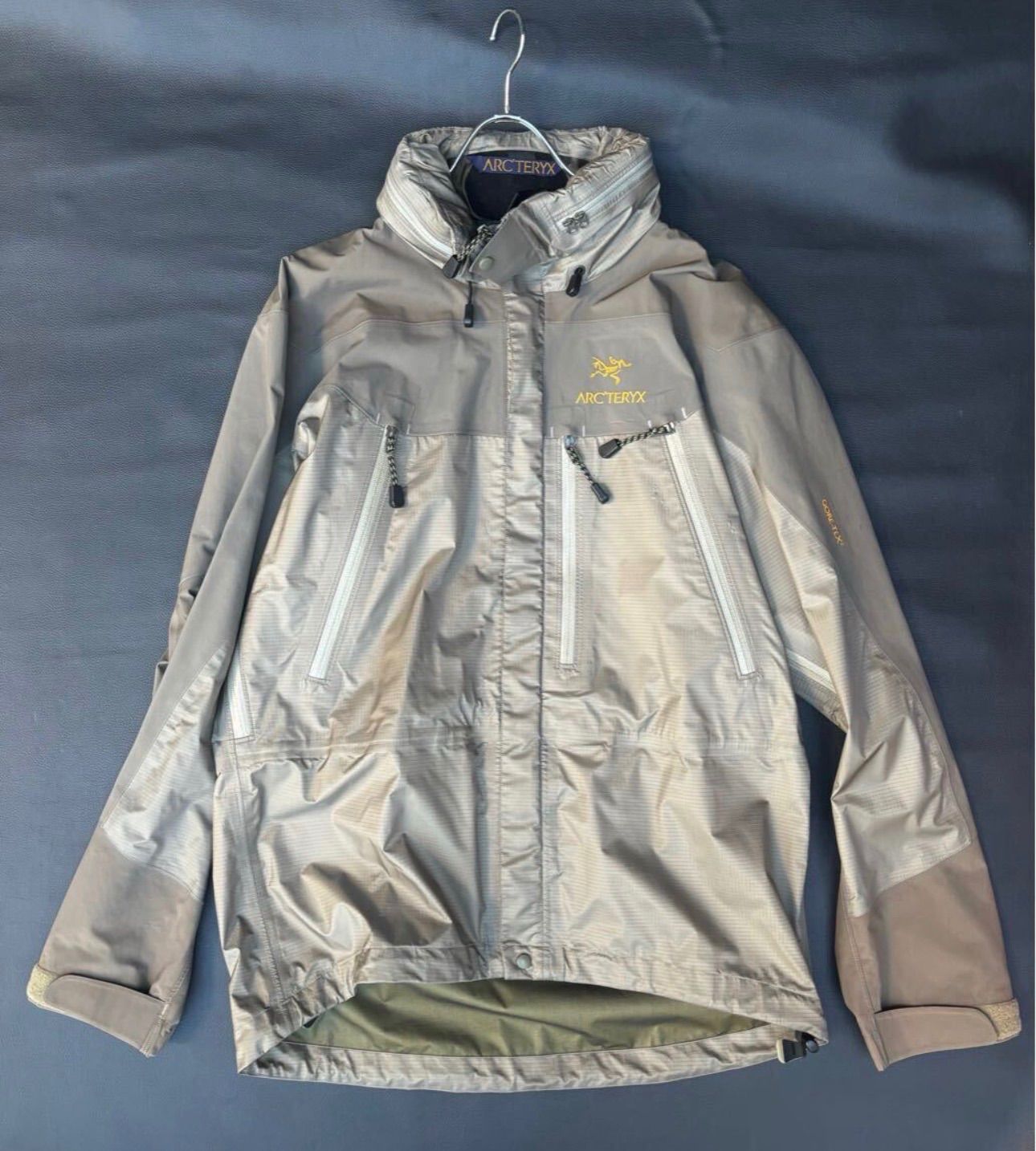 廃盤 希少 90 - 00 年代 ARC'TERYX アークテリクス THETA LT JACKET シェル ジャケット STONE GORE-TEX 金タグ フード付き 66,000円