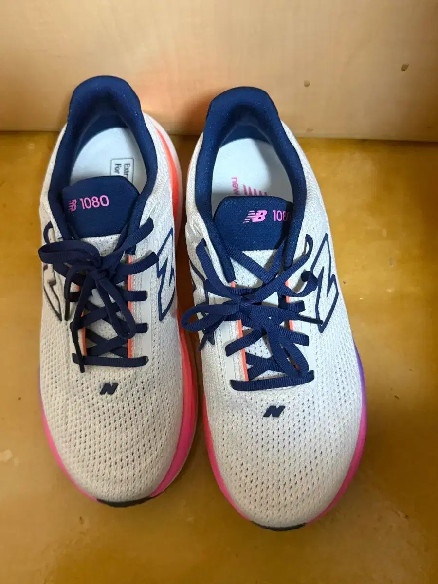 New Balance 1080 レディース スニーカー 250mm 出品 13,637円