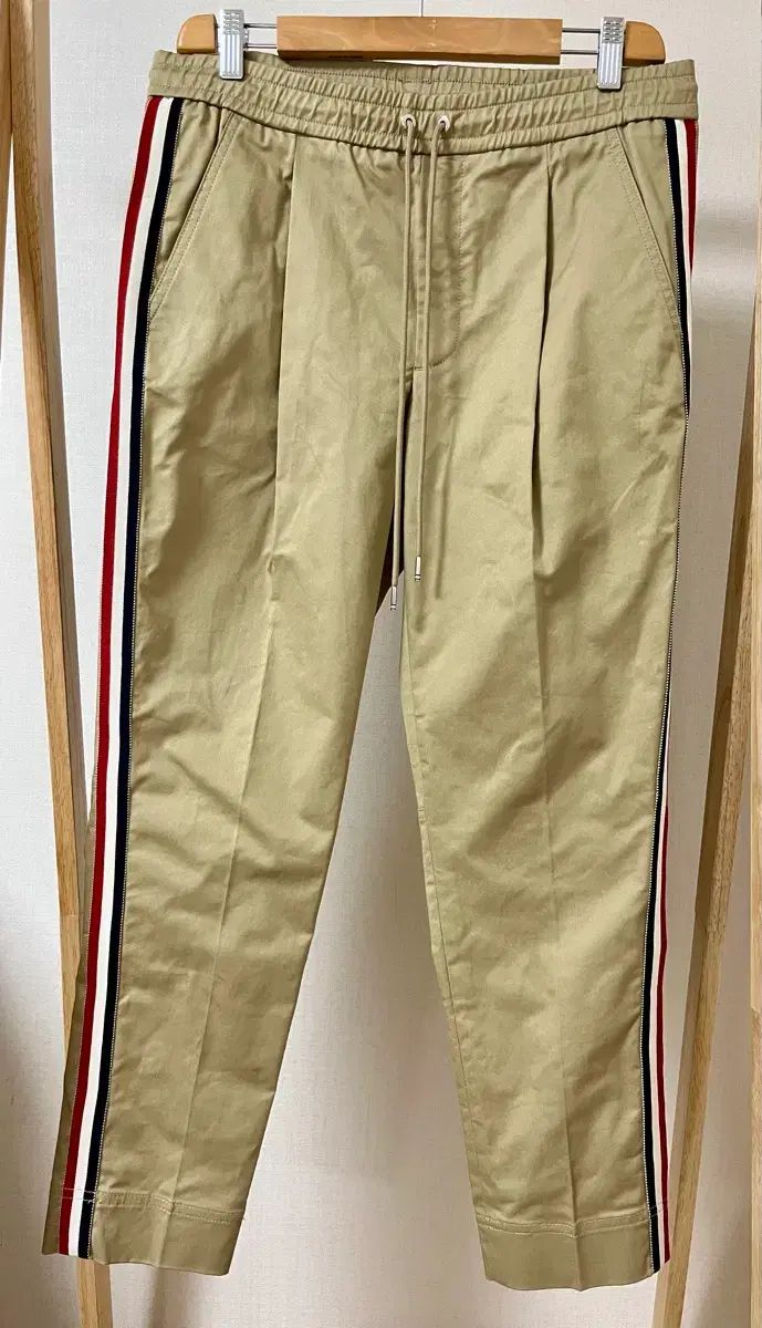 【美品】MONCLER モンクレール チノパン スラックス 44 ベージュ MONCLER(モンクレール) メンズ パンツ 44 ベージュ 正規品 - メルカリ