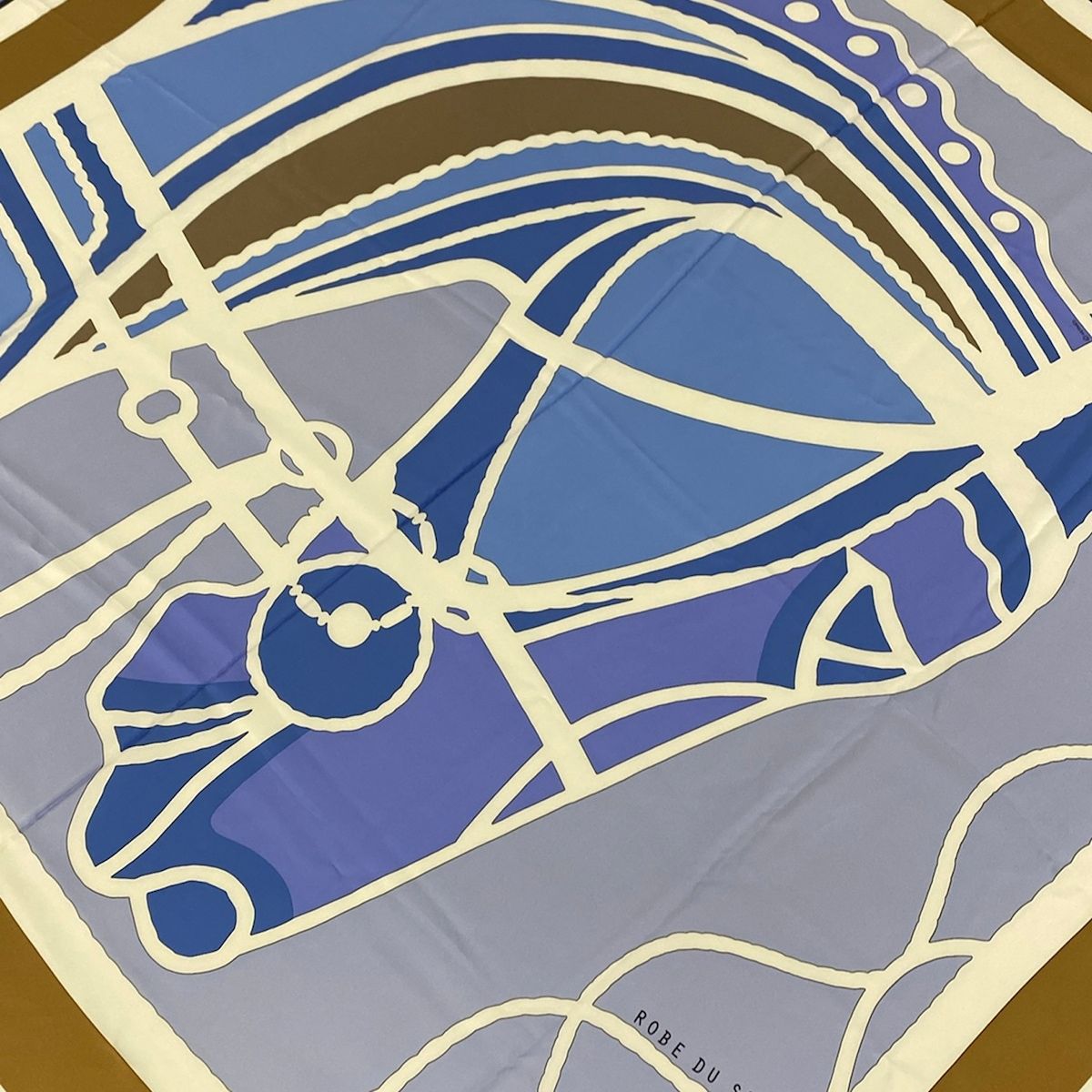 HERMES(エルメス) スカーフ美品 カレ140 ブルー×グレーベージュ×白 ROBE DU SOIR 49,500円