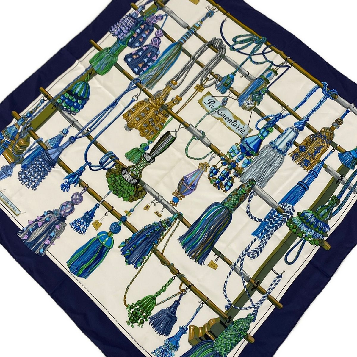 HERMES(エルメス) スカーフ美品 カレ90 アイボリー×ネイビー×マルチ Passe Menterie