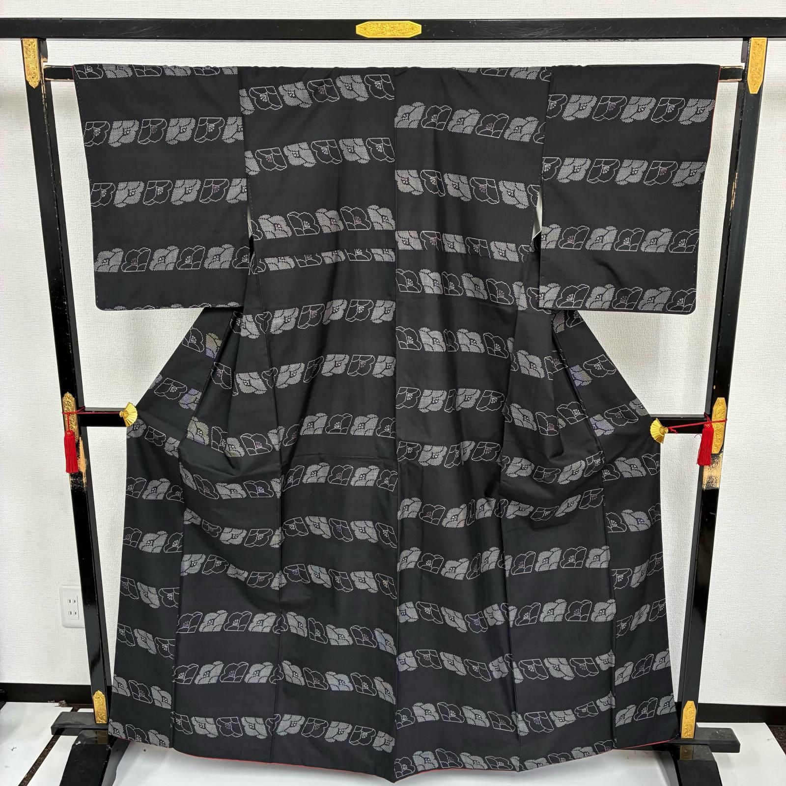 本場大島紬 正絹 黒地 横断の花絣 袷 着物 MK-5404 - メルカリ