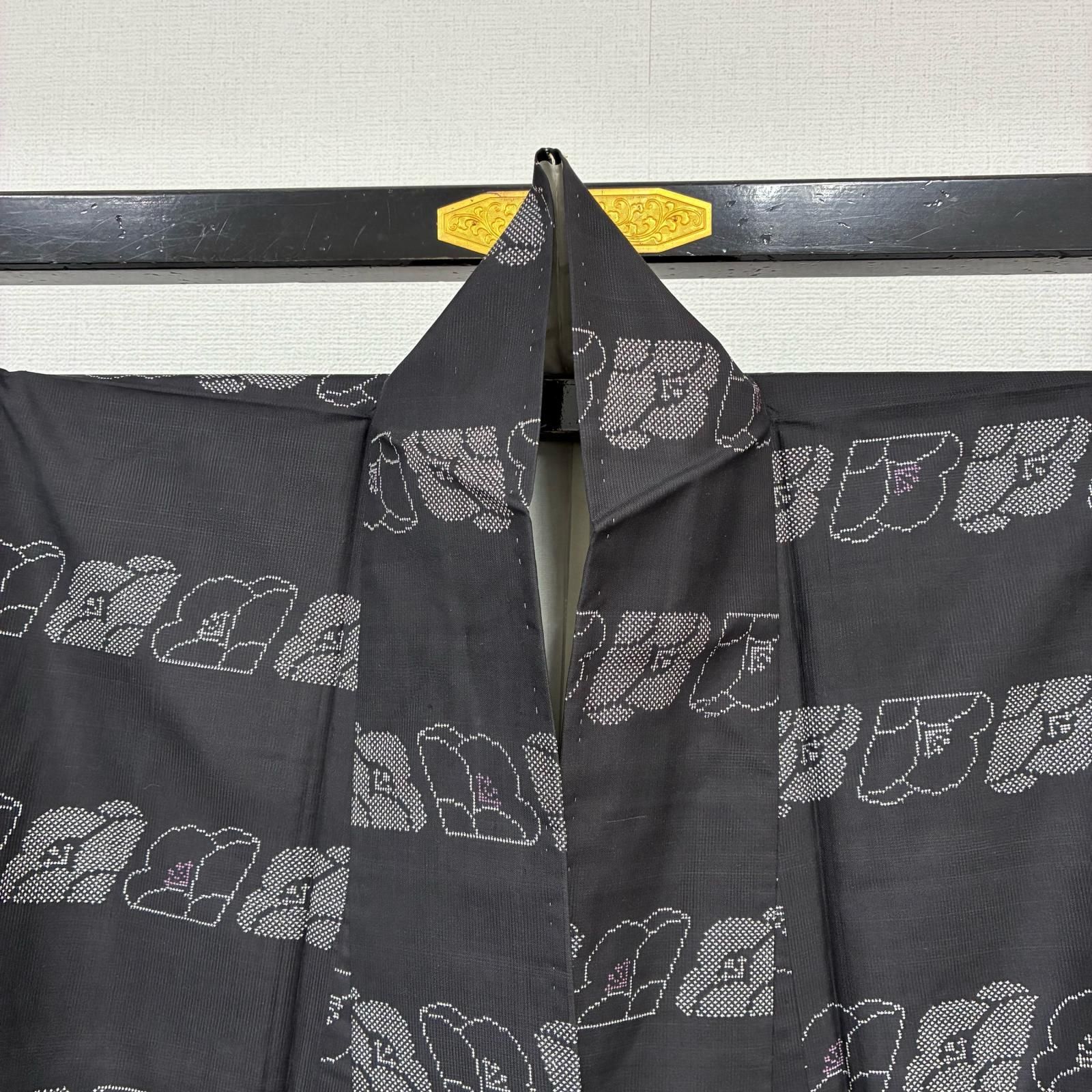 あ*お様 大島紬 横断 鳥 素敵な絣柄 紬 着物 正絹 T-8034 本場大島紬 正絹 黒地 横断の花絣 袷 着物 MK-5404 - メルカリ
