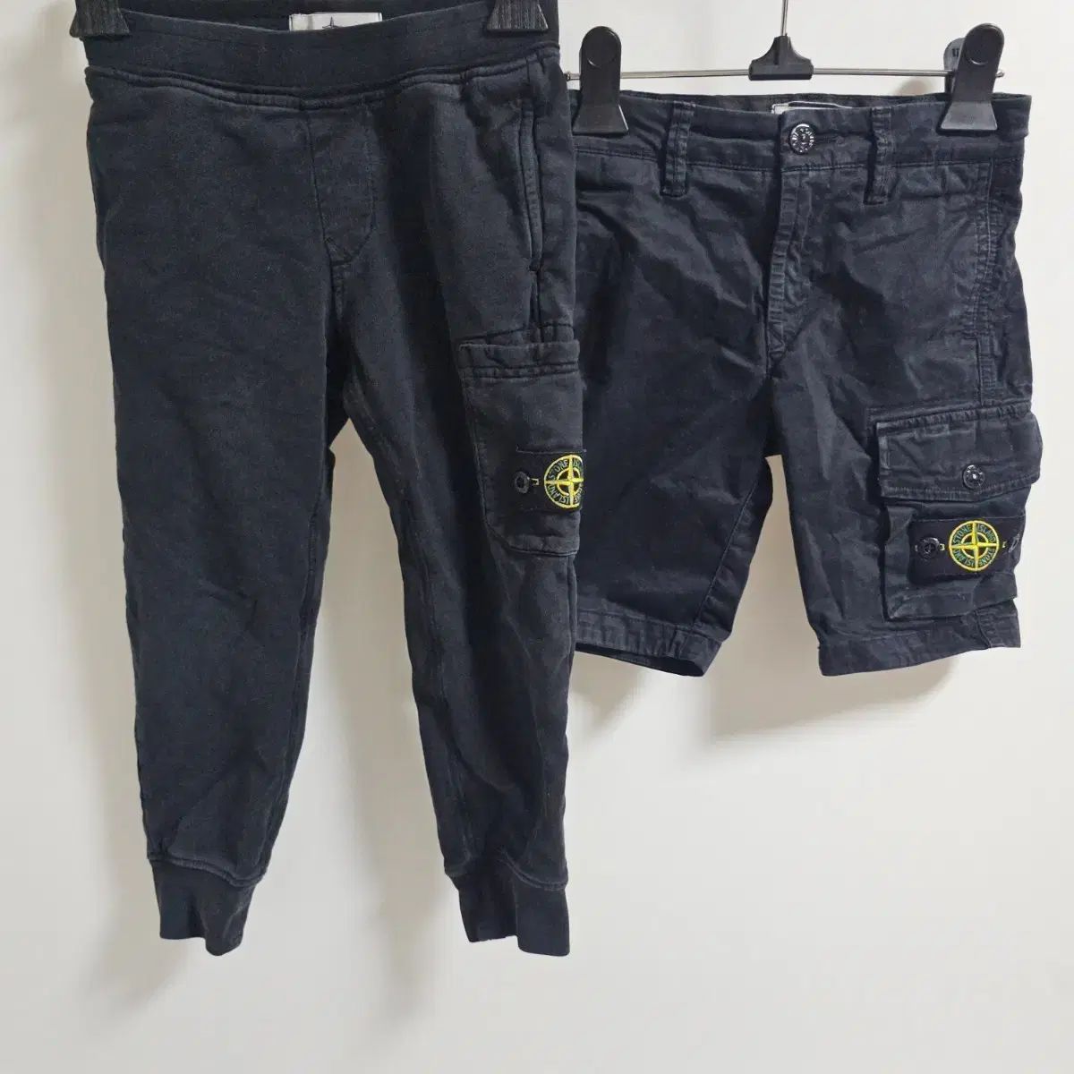 正規品/まとめ STONE ISLAND ストーンアイランド ジュニア 4歳 (104) ジョガーパンツ + ハーフパンツ まとめ (ワッペン 2個 含む)