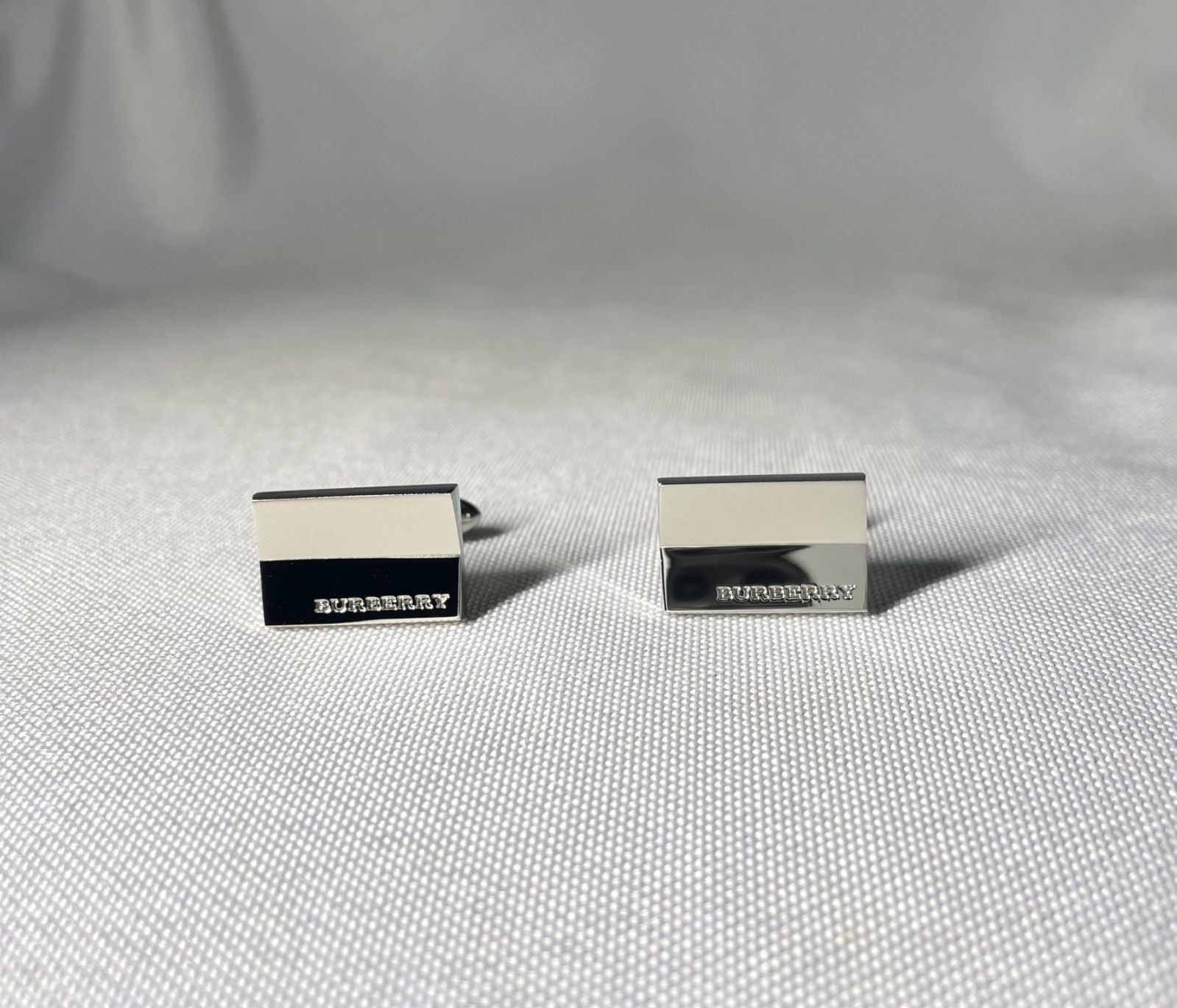 美品 希少 BURBERRY バーバリー ブランドロゴ文字 鏡面&艶消しシルバー スクエアカフス カフリンクス ボタン メンズアクセサリー