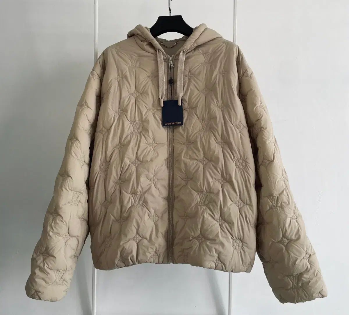 60 / 未使用 25fw Louis Vuitton ルイヴィトン モノグラム キルト ダウン ブルゾン アイボリー
